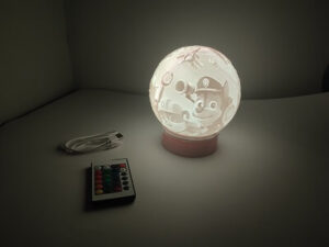 Lámpara esférica con litofanía personalizada fabricada con impresión 3D